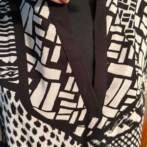Chicos Size 3 Black White Abstract Print V Neck Tunic Top Shirt Women